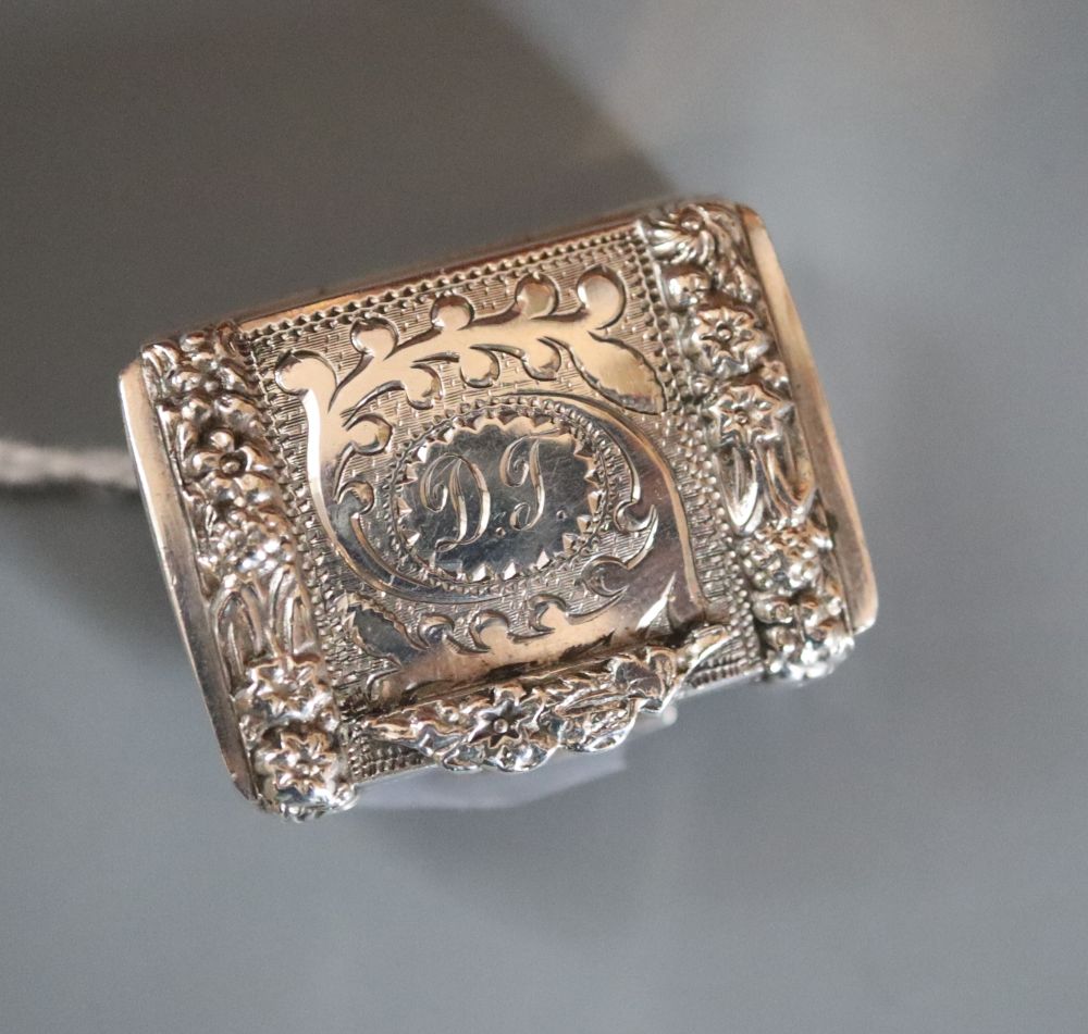 A late George III silver vinaigrette with foliate decoration, John Bettridge, Birmingham, 1819, 27mm.